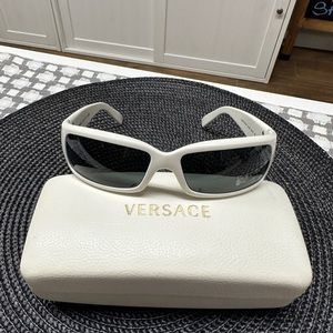 Versace VINTAGE sunglasses!! MOD 4044-B